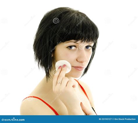 Femme Avec Le Nettoyage De Tampon De Coton Son Visage Image Stock