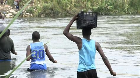 Des Migrants Traversent Le Fleuve Rio Grande Entre Le Mexique Et Les