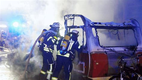 Wohnwagen Brennt In Voller Ausdehnung Flammen Drohen Auf Geb Ude