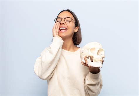 Mujer Latina Joven Que Se Siente Feliz Emocionada Y Positiva Dando Un Gran Grito Con Las Manos