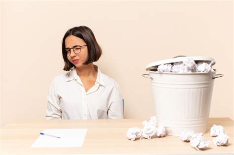 Jovem mulher latina parecendo feliz e amigável sorrindo e piscando os olhos para você uma
