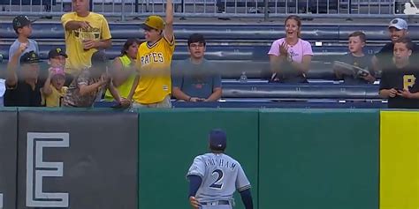 Pirates fans do Dikembe Mutombo finger wag | MLB.com