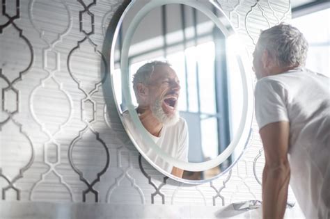 Matin Miroir Homme Aux Cheveux Gris Avec La Bouche Ouverte Debout