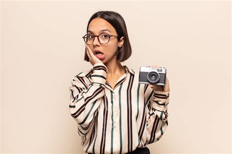 Mujer Latina Joven Que Se Siente Conmocionada Y Asustada Mirando