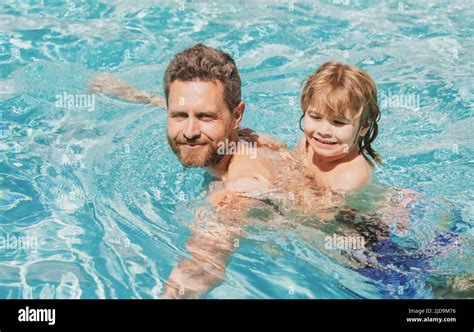 Padre E Hijo Nadando En La Piscina Familia De Verano Clases De