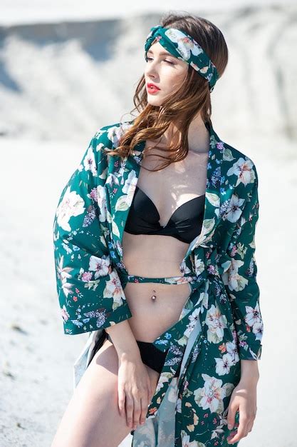 Una Modelo Viste Un Kimono Y Un Sombrero Que Dice Te Amo Foto Premium