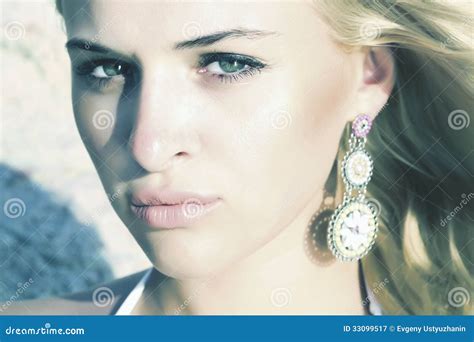 Mujer Rubia Hermosa En La Playa Luz En La Cara Puesta Del Sol Imagen