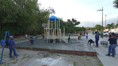 Remozan parque infantil y áreas adyacentes del Parque Ezequiel Zamora