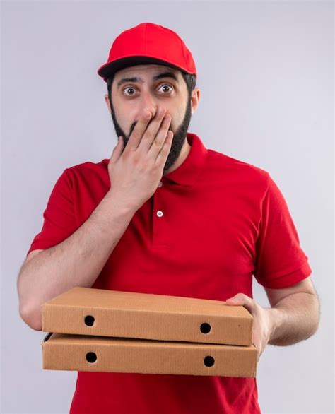 Repartidor Guapo Joven Sorprendido Vestido Con Uniforme Rojo Y Gorra