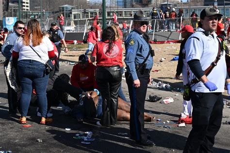 Etats Unis Une Fusillade Fait Au Moins Un Mort Lors De La Parade Du