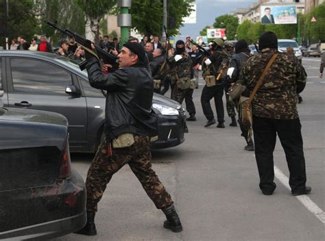 Ost Ukraine Separatisten stürmen Polizeigebäude in Luhansk