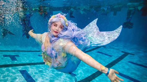 Mermaid Pageant Attracts Thousands In Us Mermaid Pageant In Us Mermaid Mermen