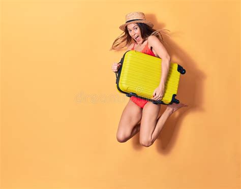 Joven Hermosa Mujer En Vacaciones Vistiendo Bikini Y Sombrero Sonriendo Feliz Foto De Archivo