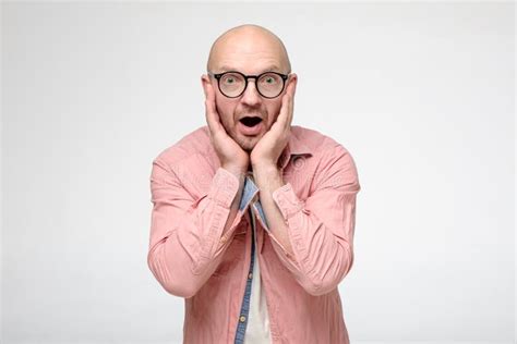 L homme Chauve Choqué En Verres Tient Avec émotion Les Mains Sur Son