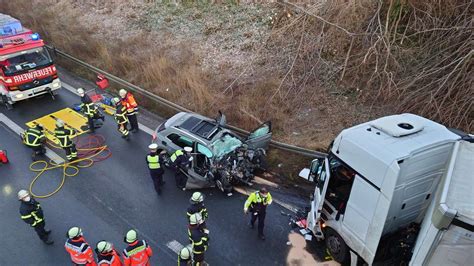 A44 bei Unna Tödlicher Unfall Geisterfahrer kracht frontal in Lkw