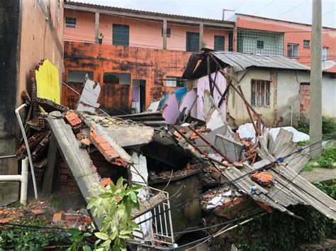 Casa Desaba Enquanto Fam Lia Dormia Durante Forte Chuva Em Manaus