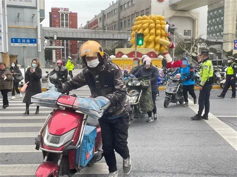 严查严处！虹口交警集中开展非机动车交通安全整治行动 澎湃号·政务 澎湃新闻 The Paper