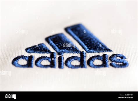 Jamais Four Micro Onde Se Soucier Adidas Symbole Souligner D Nicher