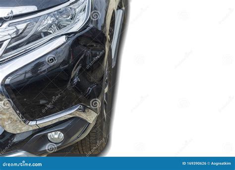 Feche A Frente Do Carro Preto Danificado E Quebrado Por Acidente