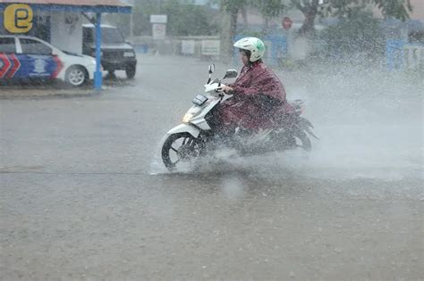 快訊／下班注意！4縣市大雨特報 午後對流發威「恐強降雨」 Enews新聞網