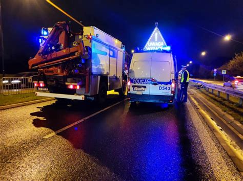 Stracił panowanie nad pojazdem na śliskiej nawierzchni renault uderzył