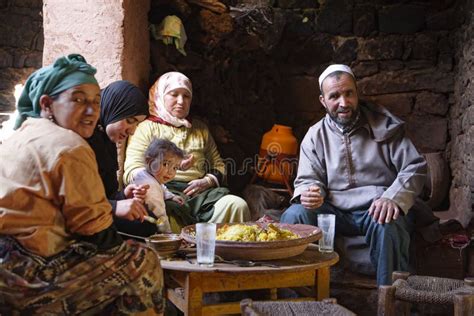 Famille De Berber Dans La Tente Sahara Desert Maroc Image Stock