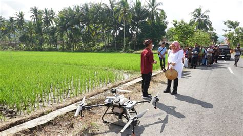 Dorong Smart Farming Petani Di Banyuwangi Dikenalkan Drone Untuk