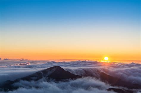 Sunrise Above The Clouds In Maui OC 2048x1364 R EarthPorn Above