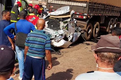 Midianews Mulher Tem Carro Esmagado Por Caminh Es E Resgatada Viva