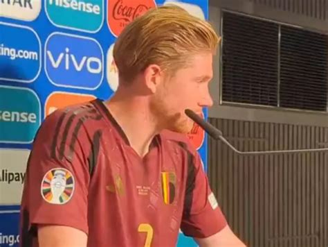 De Bruyne chửi thẳng mặt phóng viên ngu ngốc trong buổ