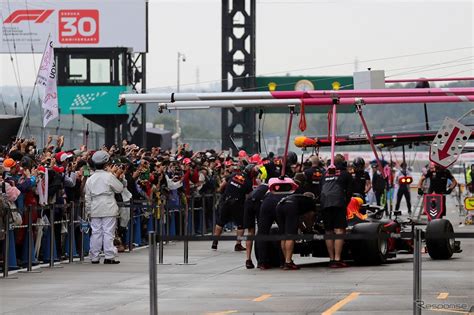 【f1 日本gp】ナイトピットウォークなど、決勝前夜もイベント盛りだくさん 1枚目の写真・画像 レスポンス（responsejp）