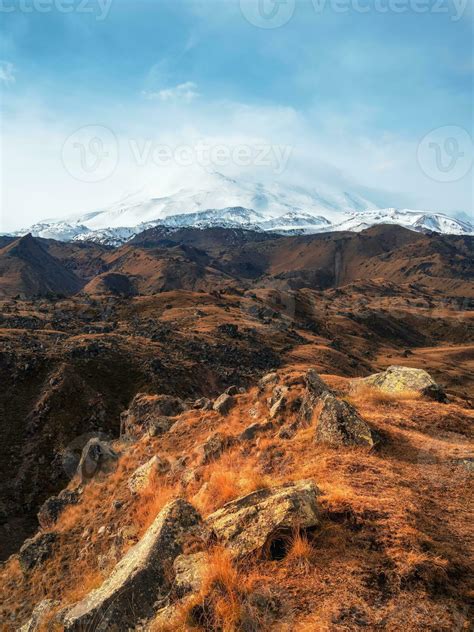 Brilhante Branco Nevado Pico Do Montar Elbrus Acima A Outono Rochoso