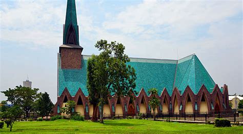 LA BASILIQUE SAINTE ANNE UNE BEAUTÉ ARCHITECTURALE ET LÉGENDAIRE AU