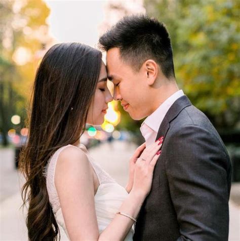 Hot girl Mie Nguyễn khoe nhẫn đính hôn đắt đỏ hứa hẹn một đám cưới cận kề