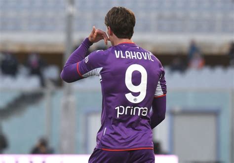 I Tifosi Della Fiorentina Contro Vlahovic Striscioni Durissimi Per Il