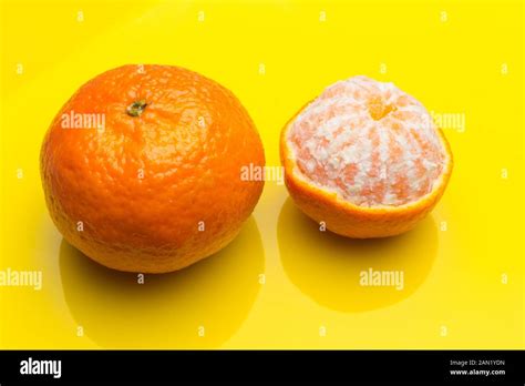 La mandarina es una fruta muy fácil de pelar con las manos La corteza