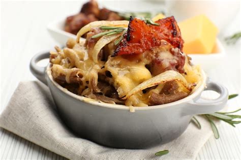 Pasta al horno con verduras y queso en vasija de cerámica Foto Premium