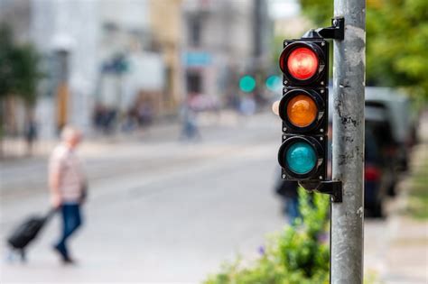 Semáforo De Control De Tráfico Con Luz Roja Sobre Un Fondo Desenfocado