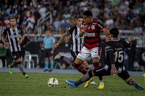 Pulgar Celebra Estreia Pelo Flamengo Gazeta Esportiva