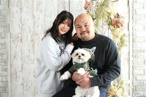 鬼越・坂井の妻・早乙女ゆみの、夫＆愛犬との家族写真を公開「バズってくれ～～」 Encount