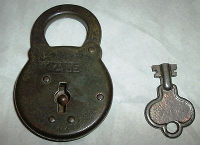 VINTAGE YALE TOWNE MFG CO 9465 PAD LOCK WITH ORIGINAL KEY