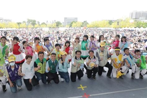 台南市親子嘉年華登場 黃偉哲與yoyo明星、大小朋友跳舞同歡