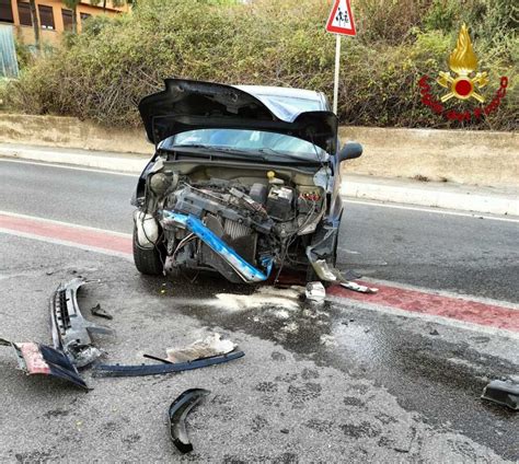 Auto Contro Un Palo Incidente In Viale Pertini A Civitavecchia