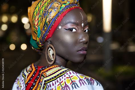 Foto De Young Jamaican Woman Wearing Traditional African Clothes And