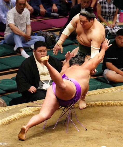 ＜秋場所10日目＞東白龍（奥）にはたき込みで敗れた尊富士（撮影・島崎忠彦） ― スポニチ Sponichi Annex スポーツ