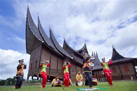 6 Tari Tradisional Asal Minangkabau Ada Tari Dengan Gerakan Pencak Silat