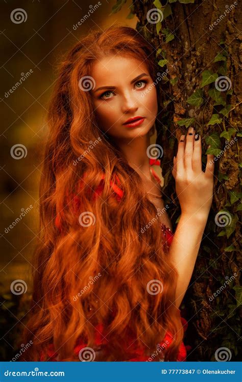 Belle Fille Avec Les Cheveux Rouges En Parc D Automne Image Stock