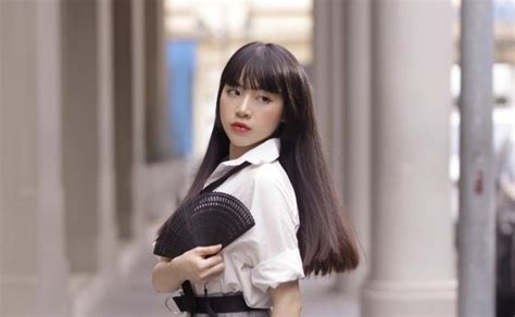 Bị chê không có gì ngoài ngoại hình hot girl World Cup khoe luôn học vấn