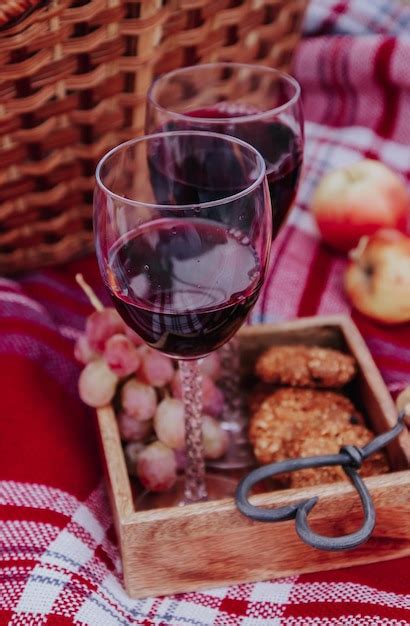 Juego de picnic al aire libre de otoño una botella de vino tinto dos