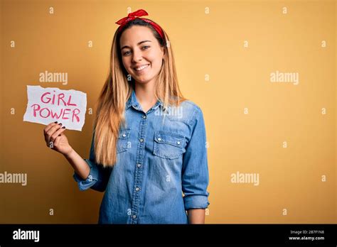 Blonde Frau mit blauen Augen bittet um Rechte für Mädchen Banner mit einer Machtbotschaft